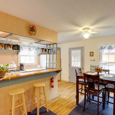 Riverfront Hot Springs Cabin With Private Hot Tub! エクステリア 写真