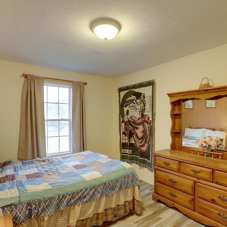 Riverfront Hot Springs Cabin With Private Hot Tub! エクステリア 写真