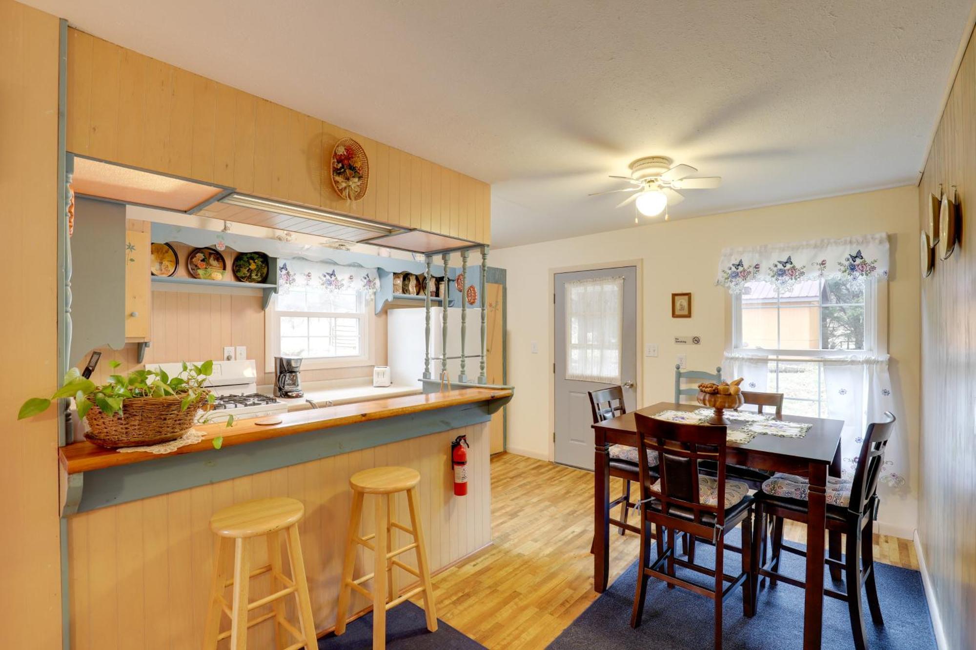 Riverfront Hot Springs Cabin With Private Hot Tub! エクステリア 写真