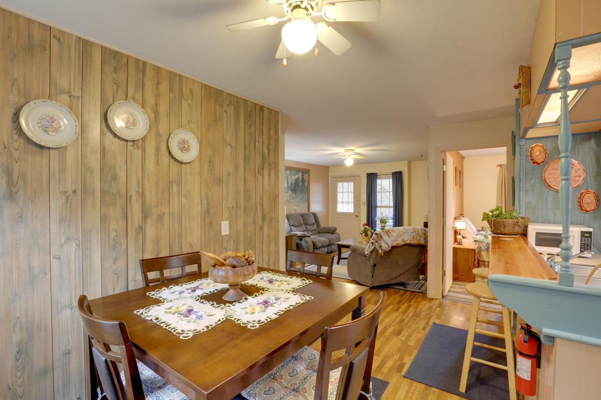 Riverfront Hot Springs Cabin With Private Hot Tub! エクステリア 写真