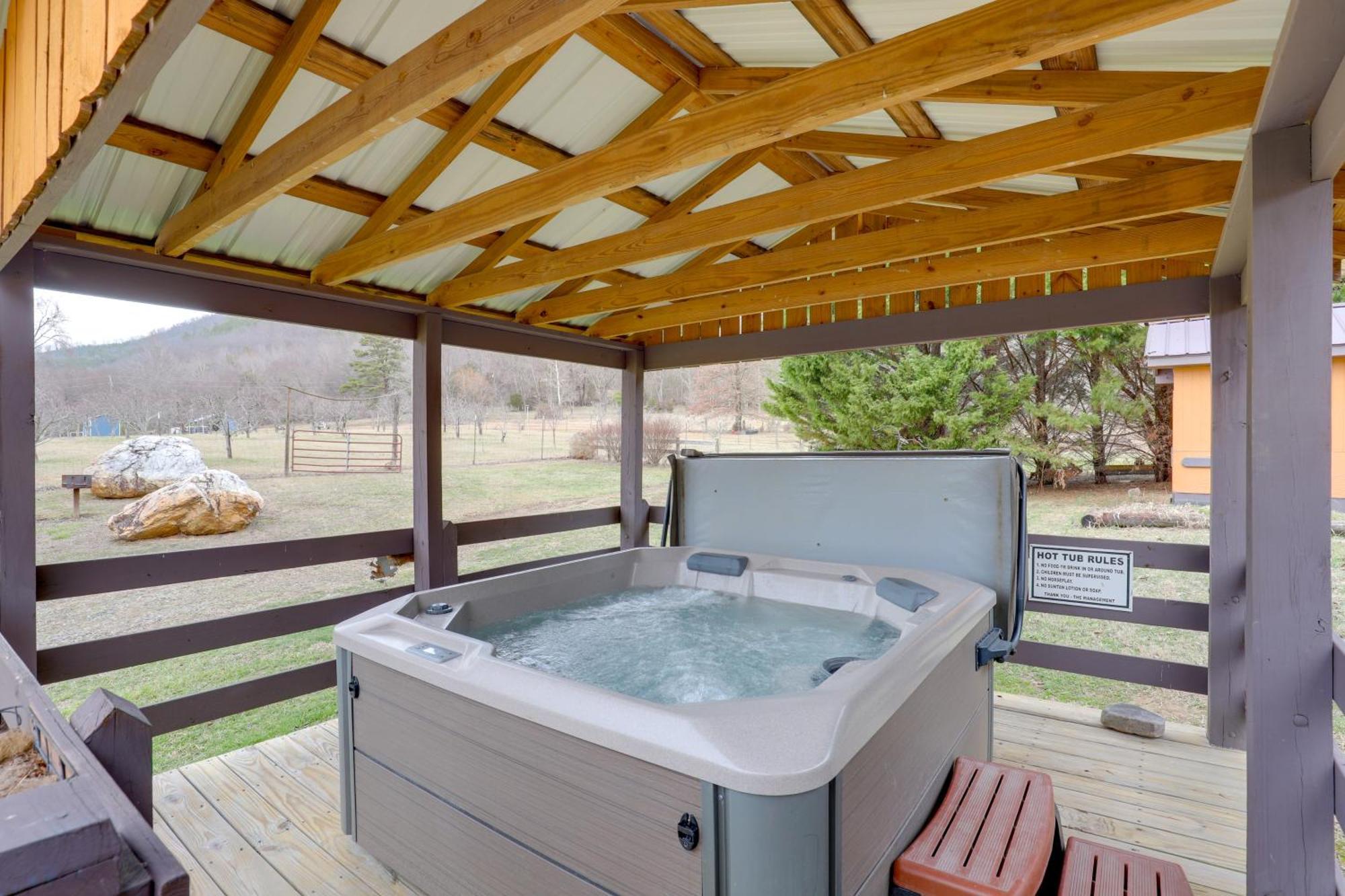 Riverfront Hot Springs Cabin With Private Hot Tub! エクステリア 写真