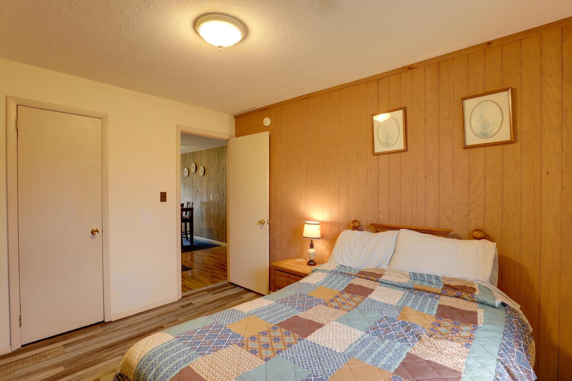 Riverfront Hot Springs Cabin With Private Hot Tub! エクステリア 写真
