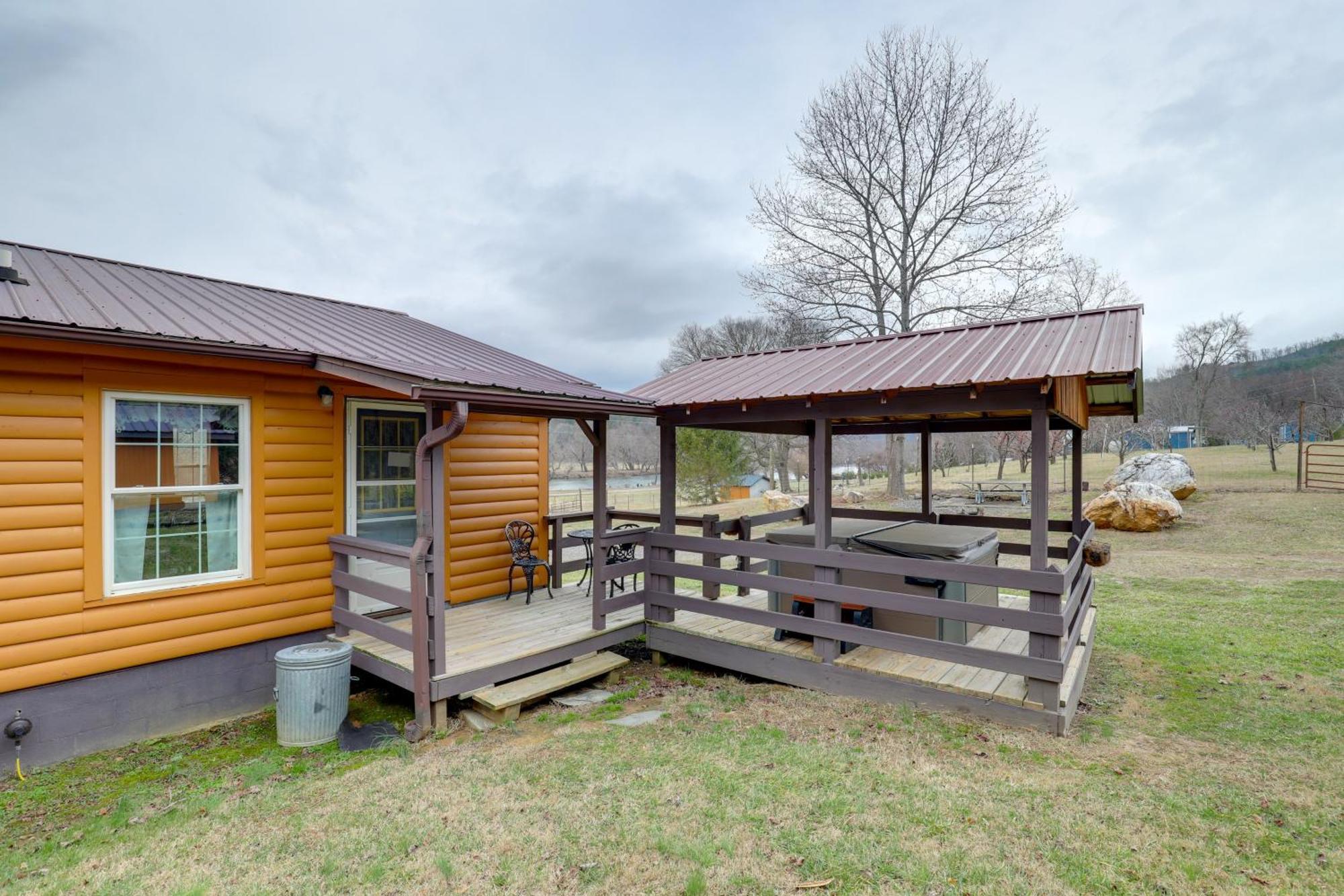 Riverfront Hot Springs Cabin With Private Hot Tub! エクステリア 写真