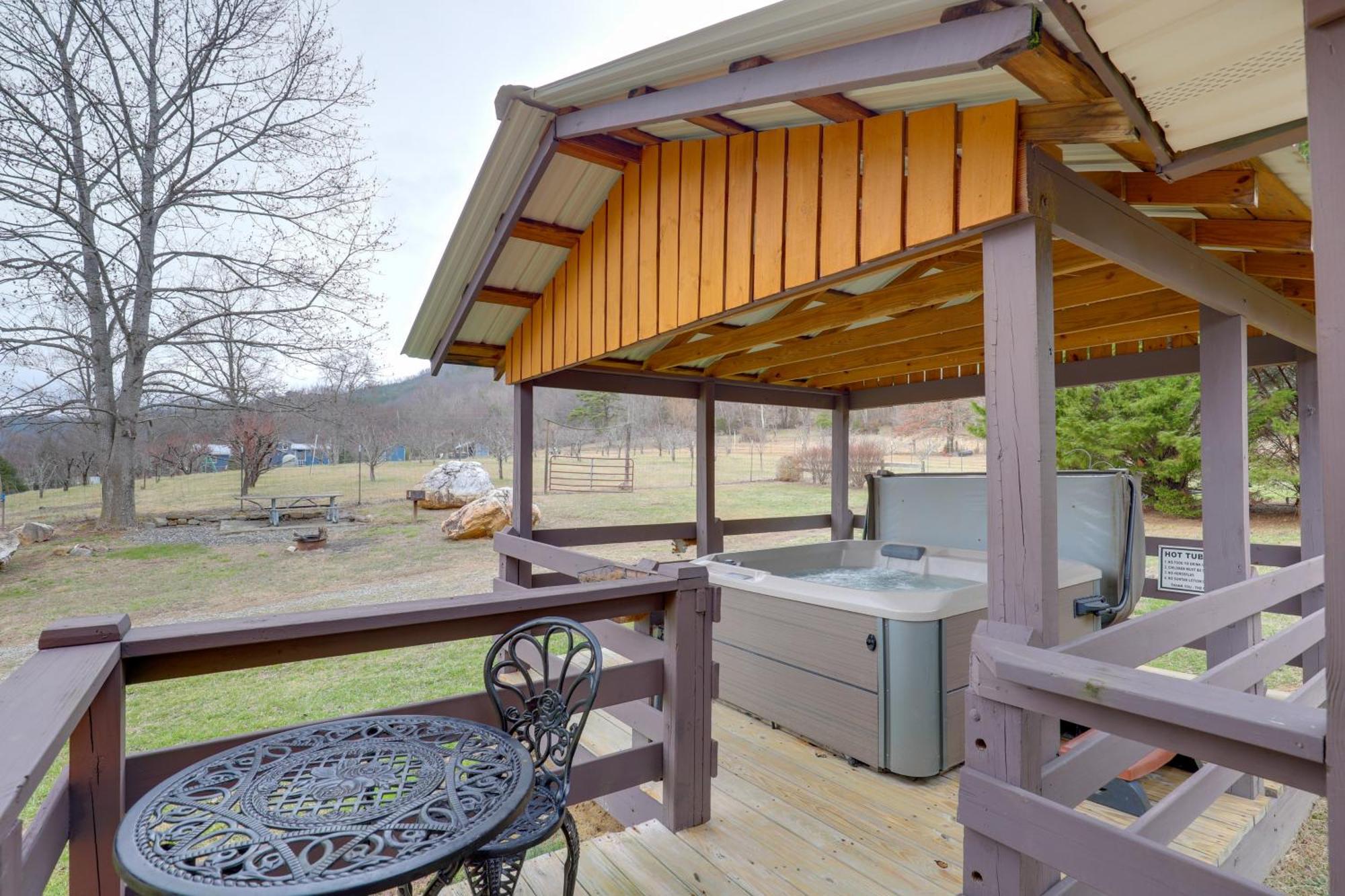 Riverfront Hot Springs Cabin With Private Hot Tub! エクステリア 写真