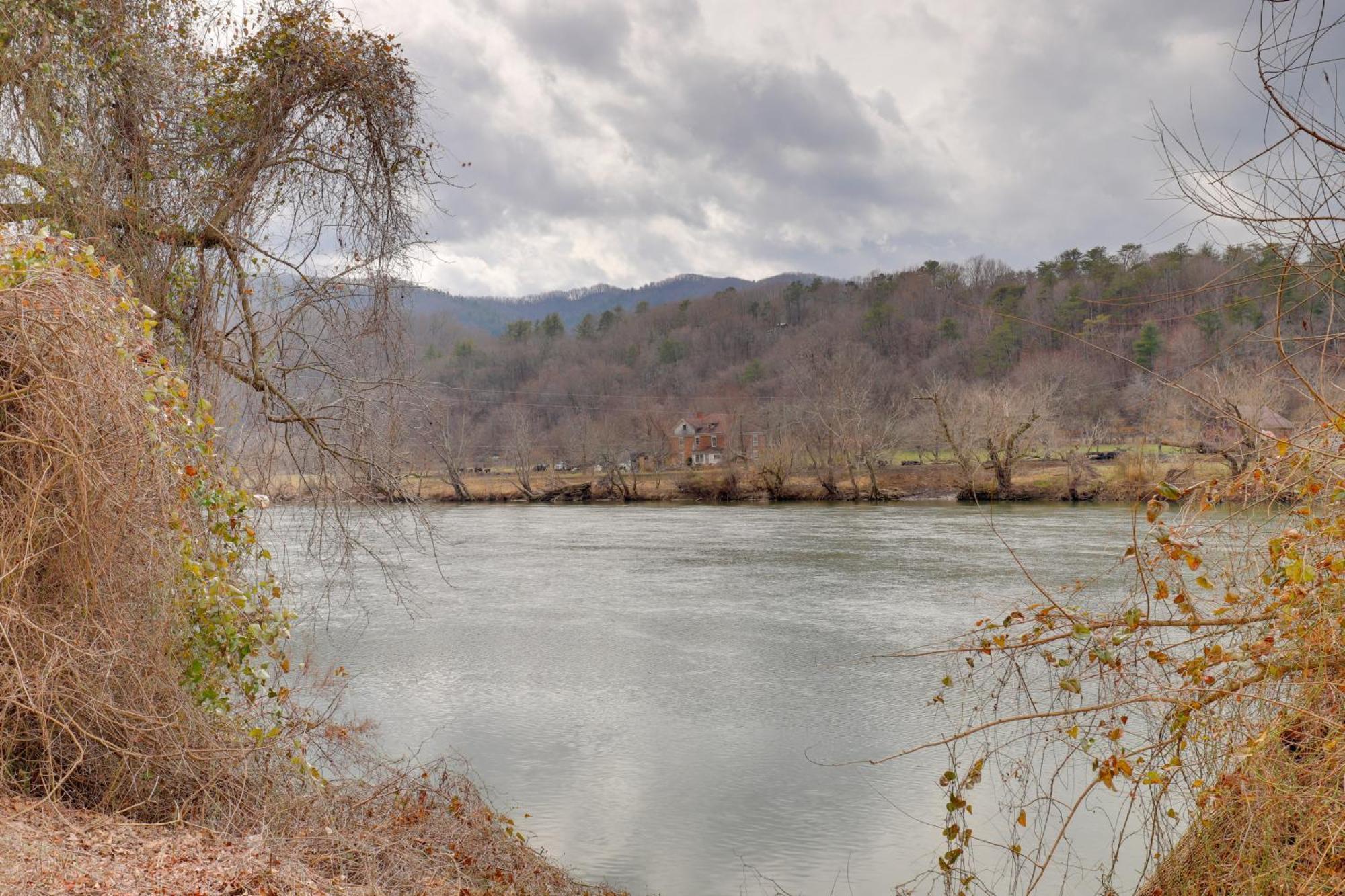 Riverfront Hot Springs Cabin With Private Hot Tub! エクステリア 写真