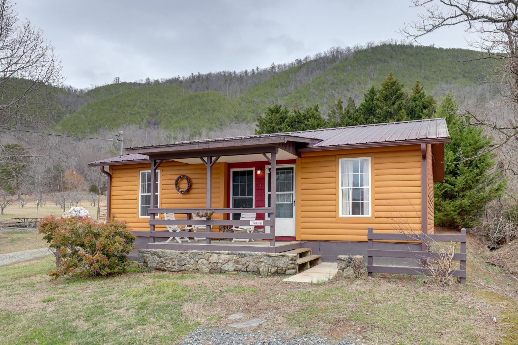 Riverfront Hot Springs Cabin With Private Hot Tub! エクステリア 写真