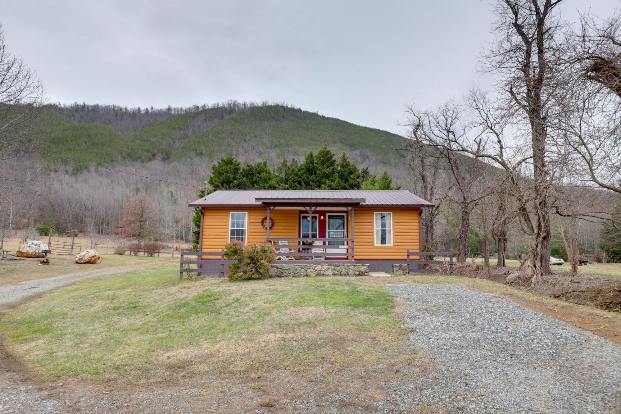 Riverfront Hot Springs Cabin With Private Hot Tub! エクステリア 写真